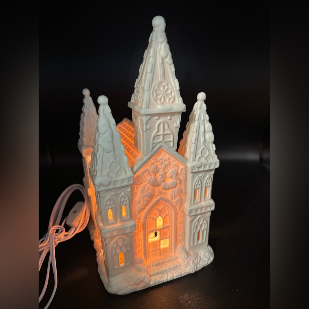 Vtg Porcelain Light Up Church Cathedral Christmas Easter Holiday Village Plug In